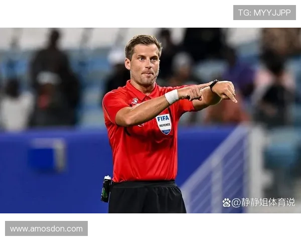 安德莱赫特球迷裁判齐铲雪保赛 安德莱赫特球迷裁判齐铲雪保赛